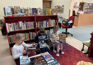 dzieci oglądają książki o różnej tematyce