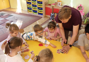 Dzieci wybierają materiały do wykonania bombek