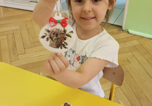 Dziewczynka prezentuje gotową bombkę