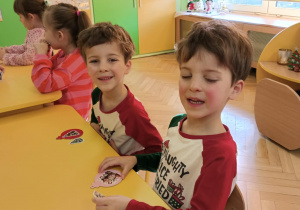 Dzieci wybierają materiały do wykonania bombek