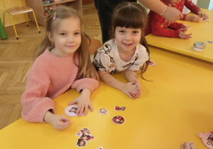 Dzieci wybierają materiały do wykonania bombek