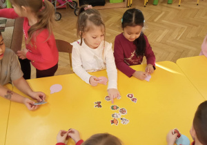 Dzieci wybierają materiały do wykonania bombek