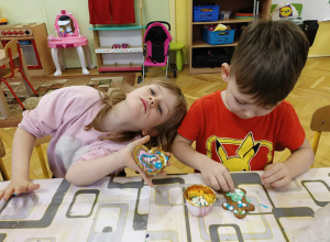 Warsztaty świąteczne pt. "Ozdabianie pierników" - grupa żółta i niebieska