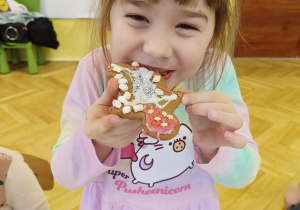 dziewczynka zajada się piernikiem