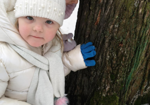 Dzieci pozostawiły przysmak dla wiewiórek.
