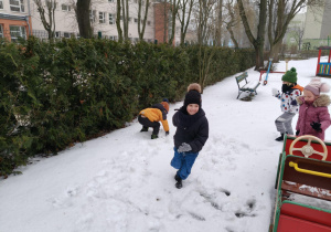 Zabawy na śniegu.