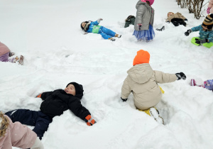 Zabawy w ogrodzie: robienie aniołków, bitwa śnieżna