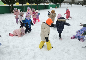 Zabawy w ogrodzie: robienie aniołków, bitwa śnieżna