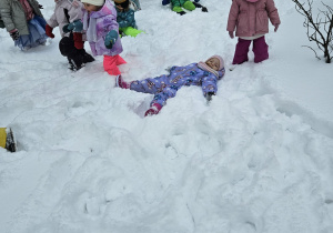 Zabawy w ogrodzie: robienie aniołków, bitwa śnieżna
