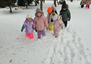 Zabawy w ogrodzie: robienie aniołków, bitwa śnieżna