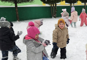 Zabawy w ogrodzie: robienie aniołków, bitwa śnieżna