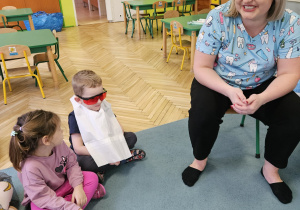 Dzieci segregują artykuły spożywcze zdrowe i nie zdrowe dla zębów.