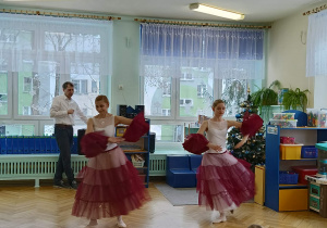 dzieci siedzą w sali, oglądają występ