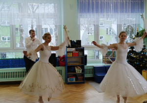 dzieci siedzą w sali, oglądają występ