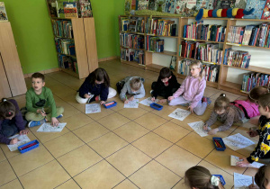 dzieci kolorują obrazki