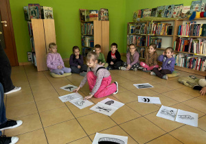 dzieci łączą w pary obrazki przedstawiające sprzęt sportowy