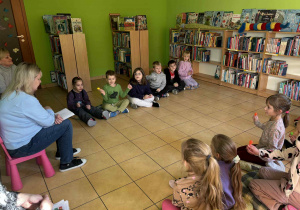 dzieci słuchają czytanej książki