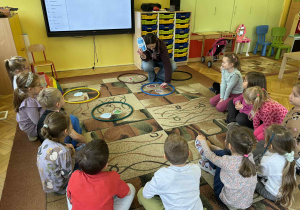 dzieci słuchają informacji na temat segregacji odpadów