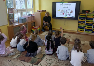 dzieci słuchają informacji na temat segregacji odpadów