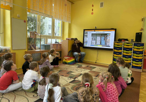 dzieci słuchają informacji na temat segregacji odpadów