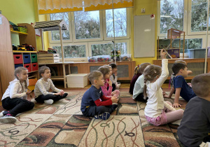 dzieci słuchają informacji na temat segregacji odpadów