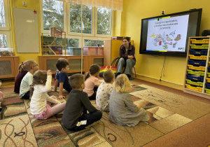 dzieci słuchają informacji na temat segregacji odpadów