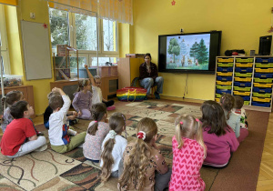 dzieci słuchają informacji na temat segregacji odpadów