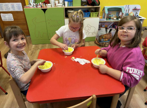 Warsztaty sensoryczne prowadzone przez mamę Bruna - grupa srebrna
