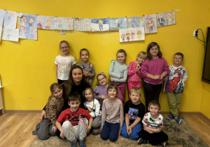 dzieci wraz z mamą Bruna pozują do zdjęcia