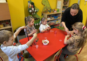 dzieci mieszają składniki wykonując slime do zabawy