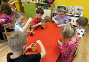 dzieci mieszają składniki wykonując slime do zabawy