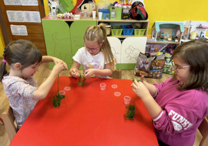 dzieci mieszają składniki wykonując slime do zabawy