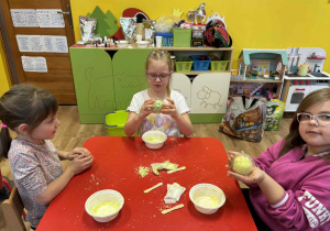 dzieci prezentują wykonane kule do kąpieli