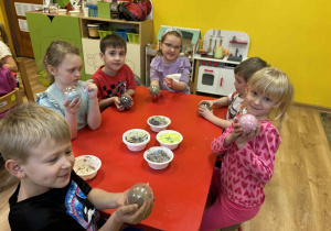 dzieci prezentują wykonane kule do kąpieli