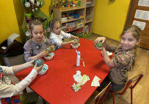 dzieci prezentują wykonane kule do kąpieli