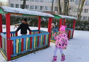 dzieci biegają po ogrodzie przedszkolnym