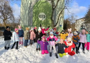 dzieci pozują do grupowego zdjęcia