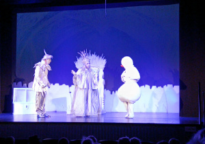 dzieci oglądają spektakl