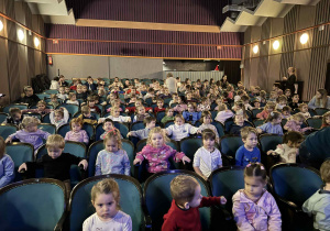 dzieci siedzą na widowni, czekają na rozpoczęcie spektaklu