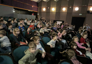 dzieci siedzą na widowni, czekają na rozpoczęcie spektaklu