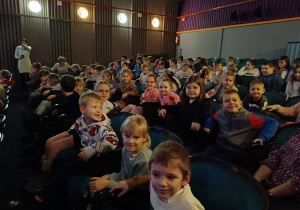 dzieci siedzą na widowni, czekają na rozpoczęcie spektaklu