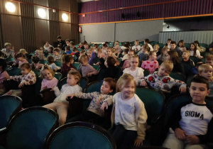 dzieci siedzą na widowni, czekają na rozpoczęcie spektaklu