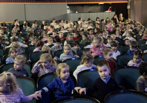 dzieci siedzą na widowni, czekają na rozpoczęcie spektaklu