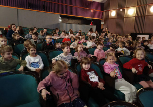 dzieci siedzą na widowni, czekają na rozpoczęcie spektaklu