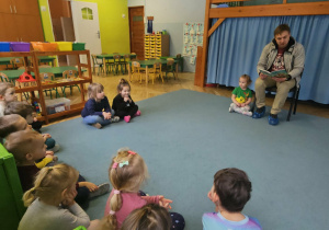 Dzieci w kole słuchają legendy o smoku wawelskim.