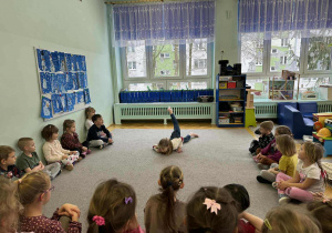 absolwentka przedszkola Marysia prezentuje taniec akrobatyczny