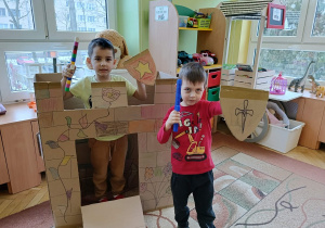 chłopcy - rycerze bronią zamku