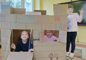 dziewczynki w trakcie zabaw w zamku