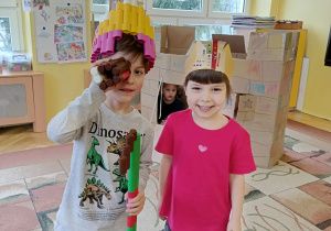 chłopiec z dziewczynką w trakcie zabaw