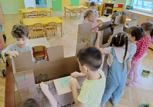 dzieci ozdabiają zamek